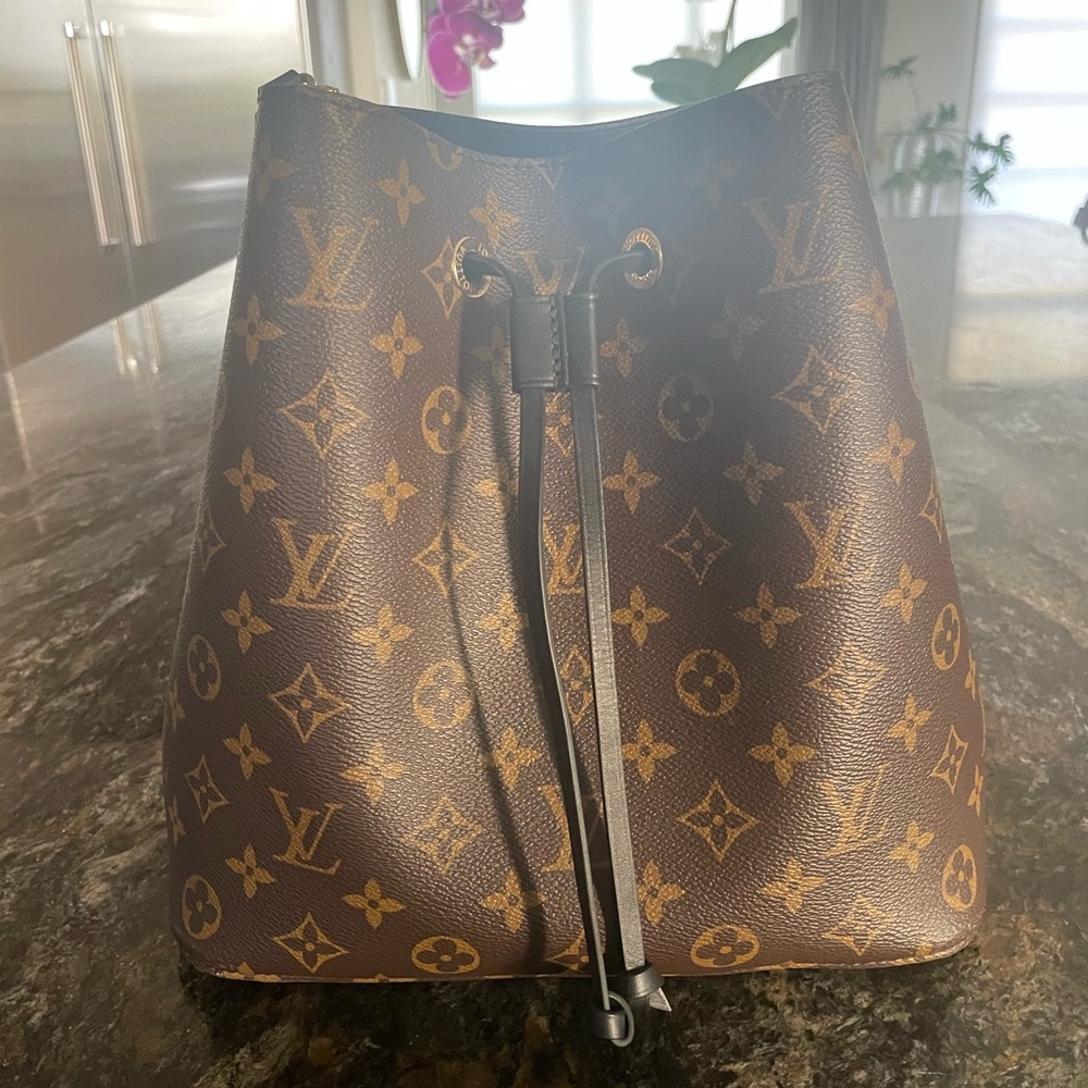 LOUIS VUITTON
NeoNoe MM Monogram Canvas Shoulder Bag Black/Brown